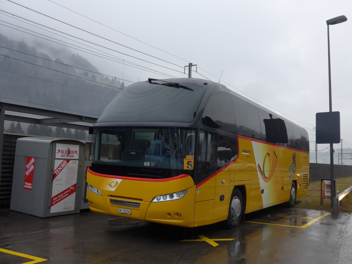 (168'302) - PostAuto Graub�nden - GR 93'336 - Neoplan am 9. Januar 2016 beim Bahnhof Reichenbach