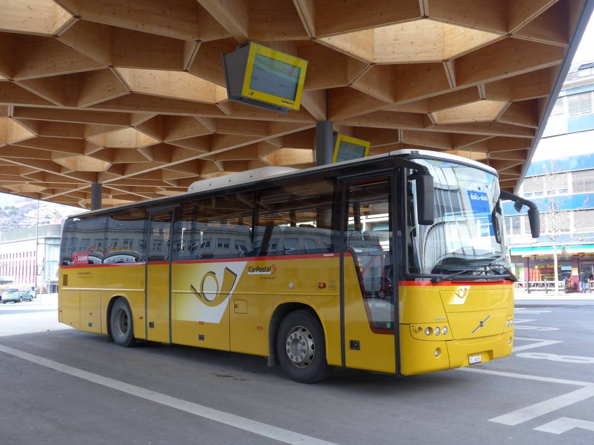(169'059) - Ev�quoz, Erde - VS 60'650 - Volvo am 6. M�rz 2016 beim Bahnhof Sion
