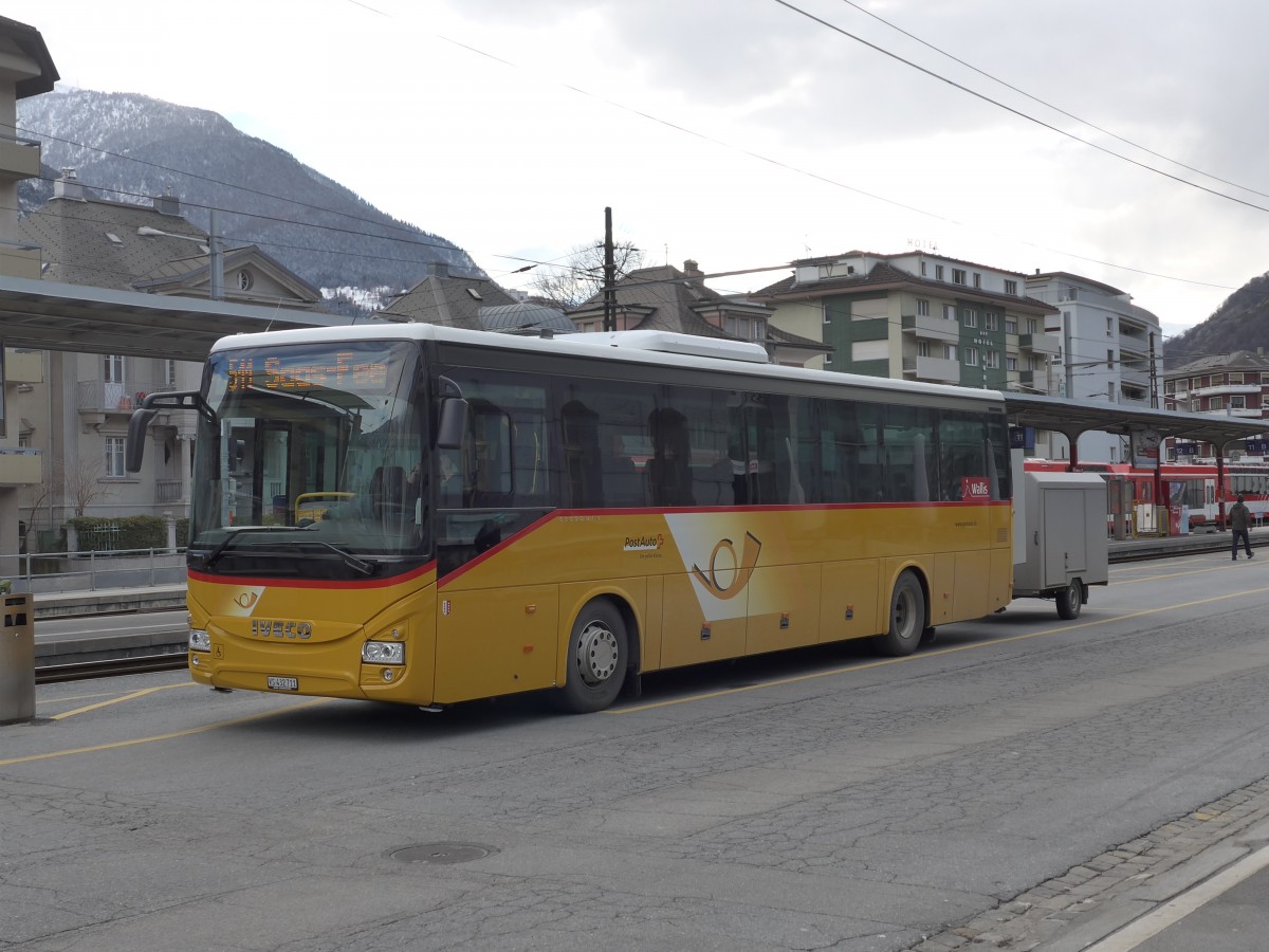 (169'064) - PostAuto Wallis - VS 432'711 - Iveco am 6. M�rz 2016 beim Bahnhof Brig