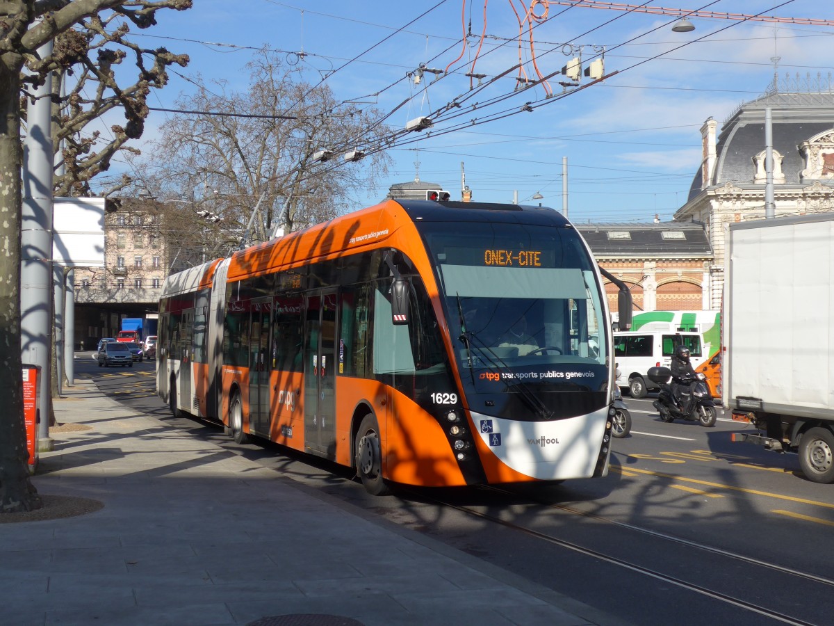 (169'084) - TPG Gen�ve - Nr. 1629 - Van Hool Gelenktrolleybus am 7. M�rz 2016 in Gen�ve, Place des Vingt-Deux-Cantons