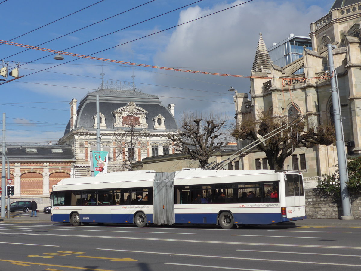 (169'104) - TPG Gen�ve - Nr. 765 - Hess/Hess Gelenktrolleybus am 7. M�rz 2016 in Gen�ve, Place des Vingt-Deux-Cantons