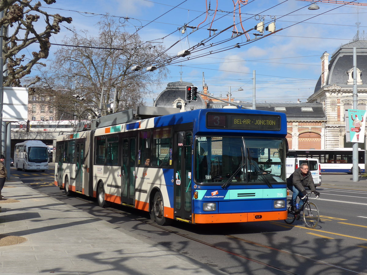 (169'115) - TPG Gen�ve - Nr. 713 - NAW/Hess Gelenktrolleybus am 7. M�rz 2016 in Gen�ve, Place des Vingt-Deux-Cantons