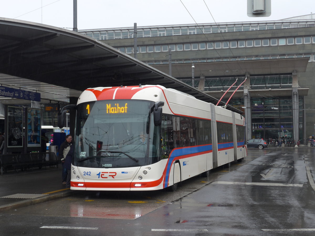 (169'462) - VBL Luzern - Nr. 242 - Hess/Hess Doppelgelenktrolleybus am 25. M�rz 2016 beim Bahnhof Luzern