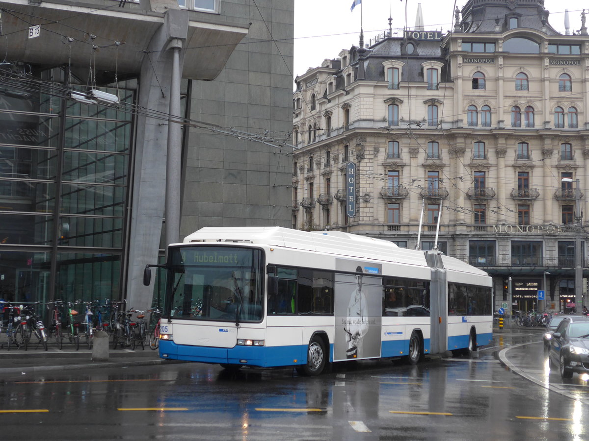 (169'463) - VBL Luzern - Nr. 205 - Hess/Hess Gelenktrolleybus am 25. M�rz 2016 beim Bahnhof Luzern