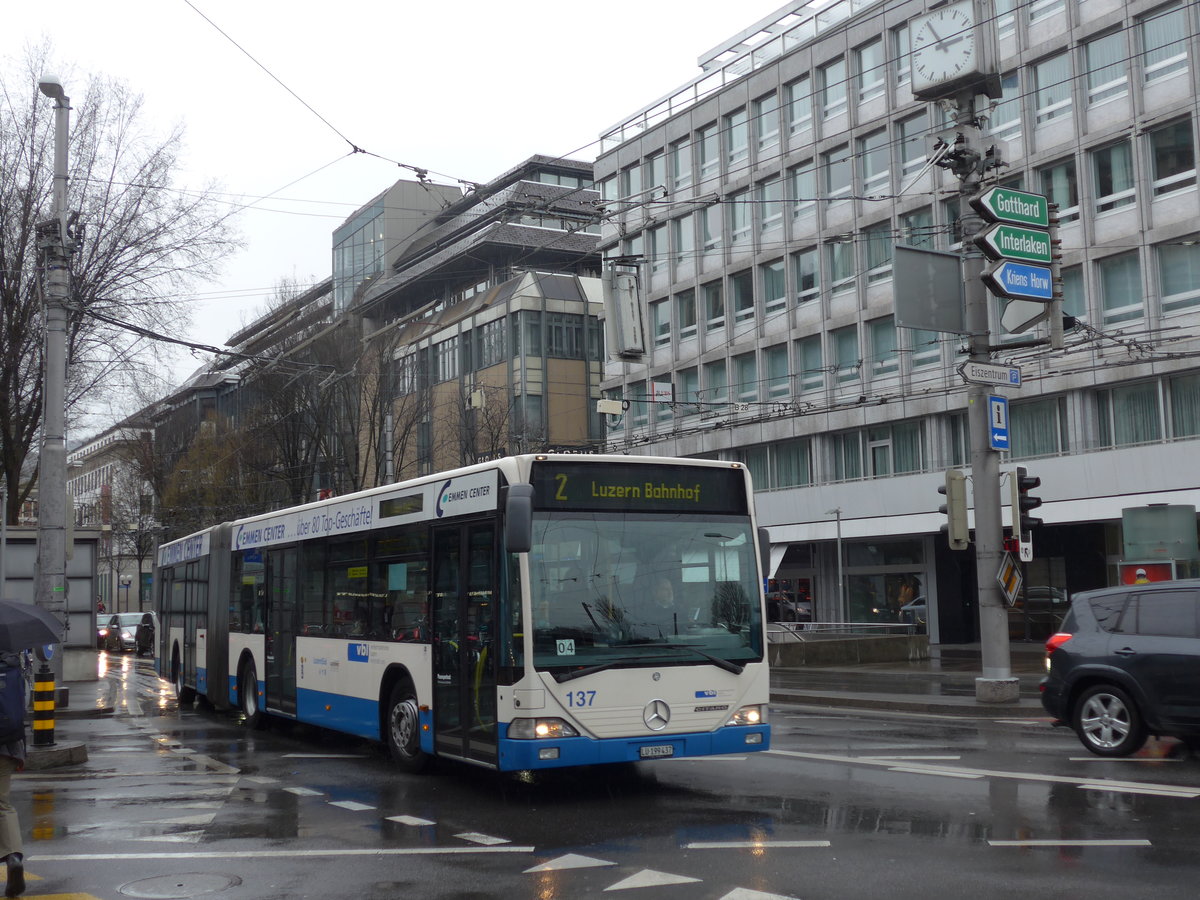 (169'469) - VBL Luzern - Nr. 137/LU 199'437 - Mercedes am 25. M�rz 2016 beim Bahnhof Luzern