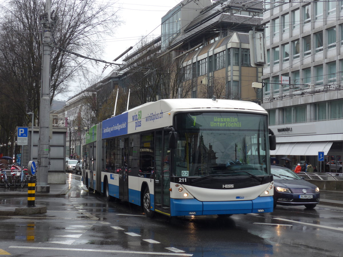 (169'471) - VBL Luzern - Nr. 211 - Hess/Hess Gelenktrolleybus am 25. M�rz 2016 beim Bahnhof Luzern