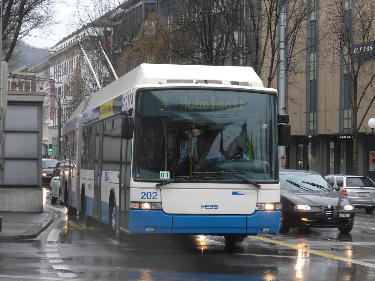(169'474) - VBL Luzern - Nr. 202 - Hess/Hess Gelenktrolleybus am 25. M�rz 2016 beim Bahnhof Luzern