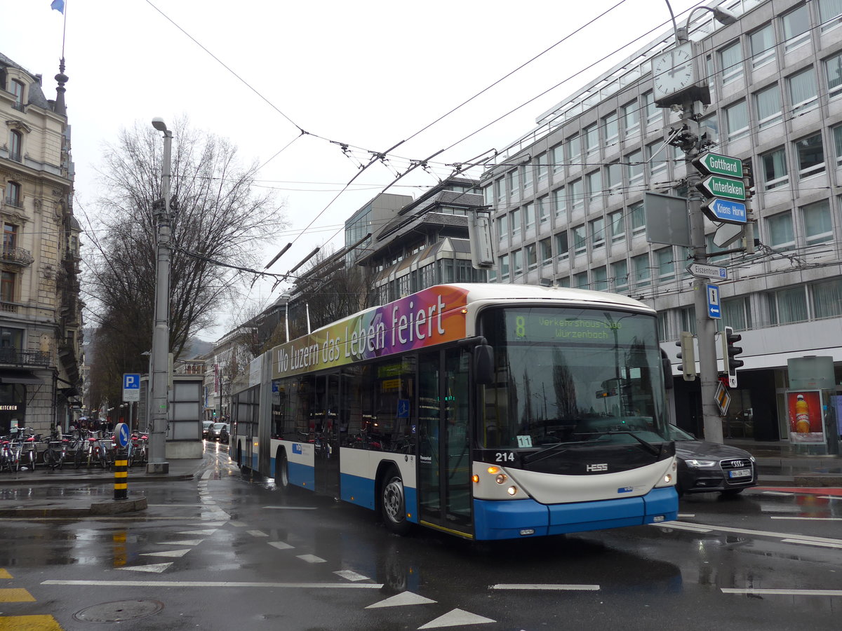 (169'478) - VBL Luzern - Nr. 214 - Hess/Hess Doppelgelenktrolleybus am 25. M�rz 2016 beim Bahnhof Luzern