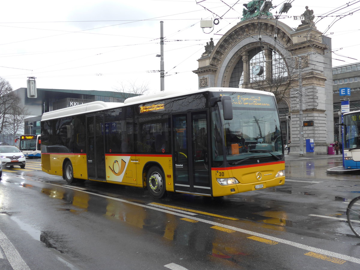 (169'483) - Bucheli, Kriens - Nr. 30/LU 15'587 - Mercedes am 25. M�rz 2016 beim Bahnhof Luzern