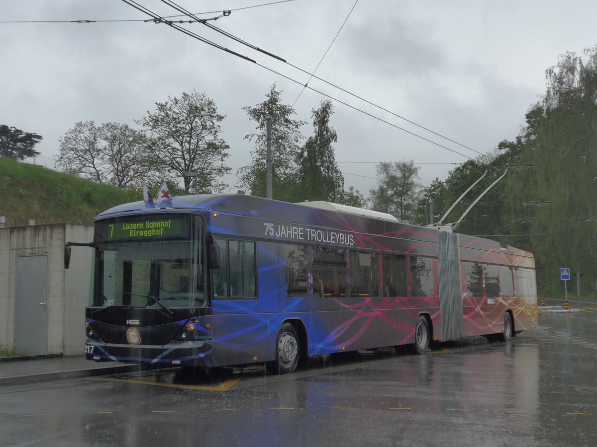 (170'880) - VBL Luzern - Nr. 217 - Hess/Hess Gelenktrolleybus am 14. Mai 2016 in Luzern, Unterl�chli