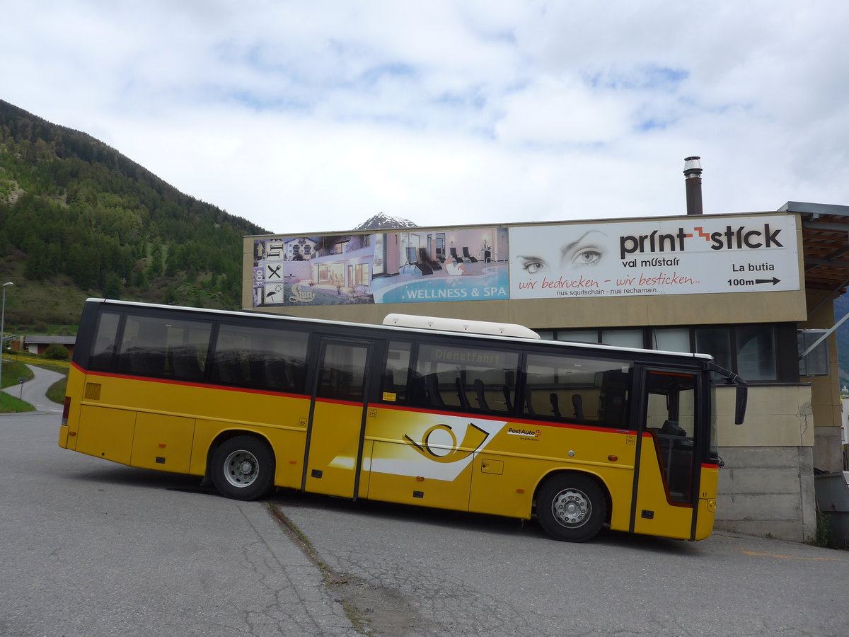 (170'906) - Bus Val M�stair, L� - Nr. 17/GR 159'313 - Volvo (ex Fontana, Ilanz Nr. 17; ex Fontana, Ilanz Nr. 12) am 16. Mai 2016 in M�stair, Garage Oswald