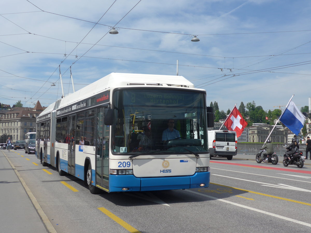 (171'375) - VBL Luzern - Nr. 209 - Hess/Hess Gelenktrolleybus am 22. Mai 2016 in Luzern, Bahnhofbr�cke