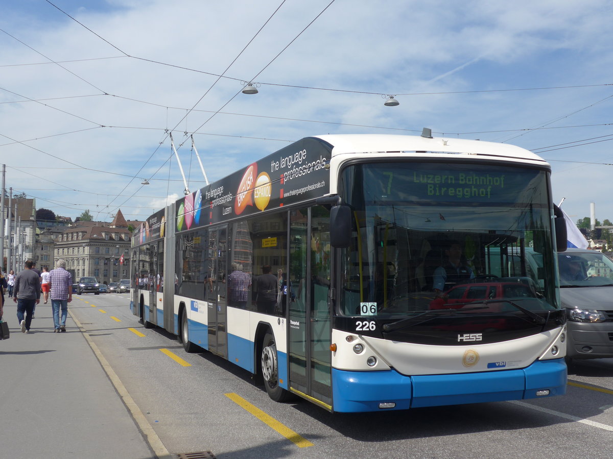 (171'377) - VBL Luzern - Nr. 226 - Hess/Hess Gelenktrolleybus am 22. Mai 2016 in Luzern, Bahnhofbr�cke