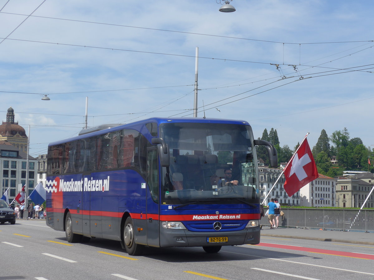 (171'379) - Aus Holland: Maaskant, Lith - Nr. 11/BZ-TG-59 - Mercedes am 22. Mai 2016 in Luzern, Bahnhofbr�cke