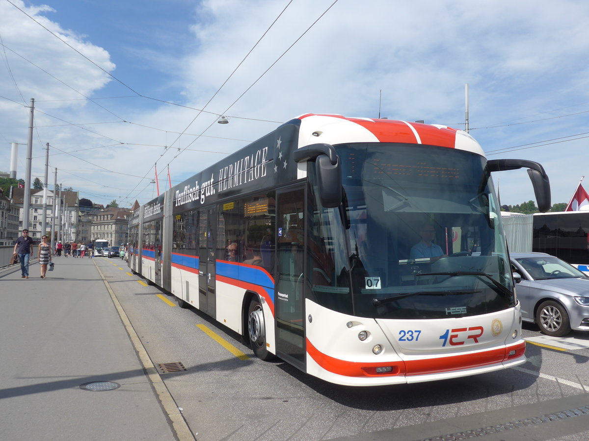 (171'386) - VBL Luzern - Nr. 237 - Hess/Hess Doppelgelenktrolleybus am 22. Mai 2016 in Luzern, Bahnhofbr�cke