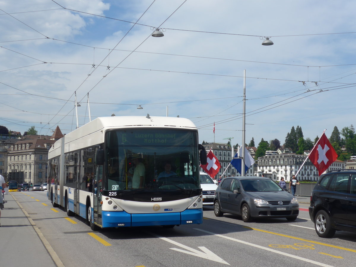 (171'390) - VBL Luzern - Nr. 225 - Hess/Hess Gelenktrolleybus am 22. Mai 2016 in Luzern, Bahnhofbr�cke