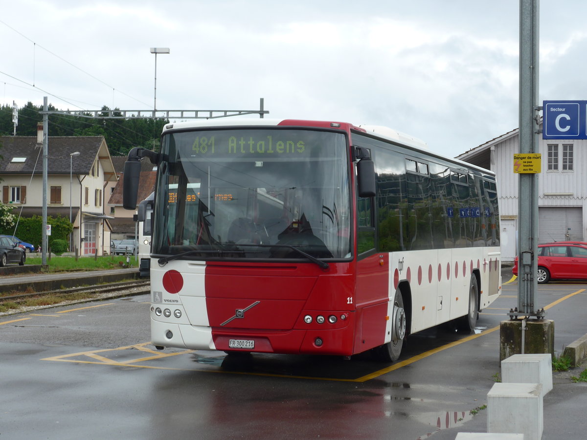 (171'789) - TPF Fribourg - Nr. 11/FR 300'216 - Volvo am 13. Juni 2016 beim Bahnhof Pal�zieux