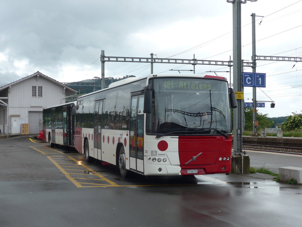 (171'793) - TPF Fribourg - Nr. 11/FR 300'216 - Volvo am 13. Juni 2016 beim Bahnhof Pal�zieux