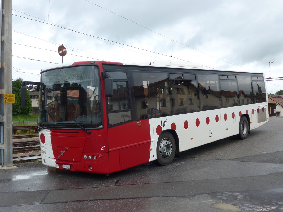 (171'797) - TPF Fribourg - Nr. 27/FR 300'352 - Volvo am 13. Juni 2016 beim Bahnhof Ch�tel-St-Denis