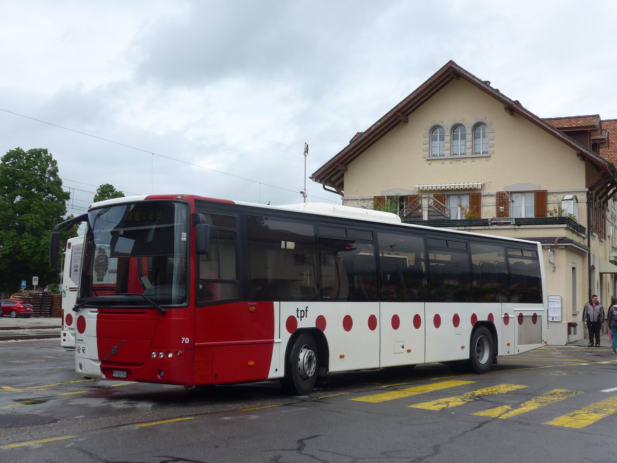 (171'809) - TPF Fribourg - Nr. 70/FR 300'306 - Volvo am 13. Juni 2016 beim Bahnhof Ch�tel-St-Denis (Einsatz VMCV)