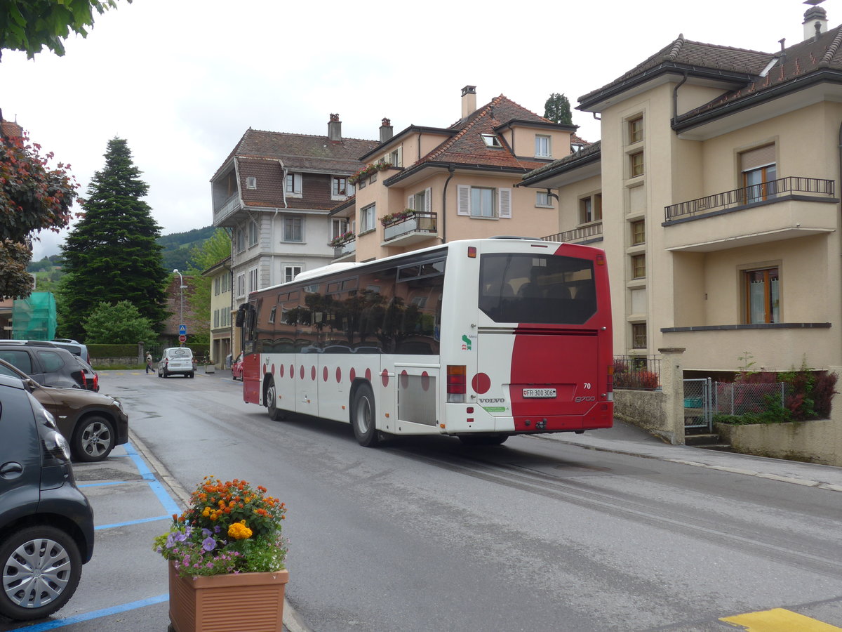 (171'812) - TPF Fribourg - Nr. 70/FR 300'306 - Volvo am 13. Juni 2016 beim Bahnhof Ch�tel-St-Denis (Einsatz VMCV)