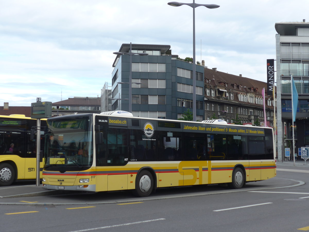 (171'890) - STI Thun - Nr. 117/BE 700'117 - MAN am 18. Juni 2016 beim Bahnhof Thun