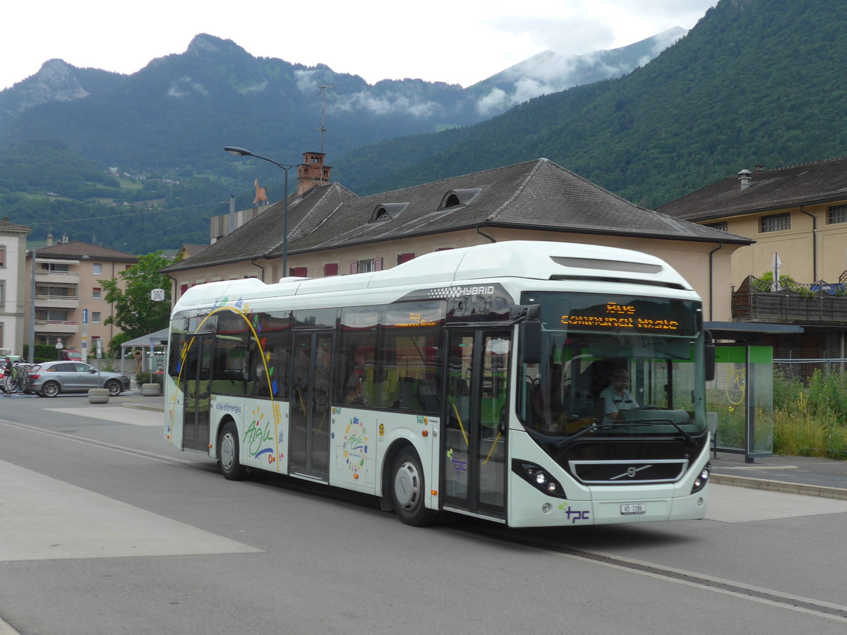 (172'127) - TPC Aigle - VD 1186 - Volvo (ex Volvo, S-G�teborg) am 25. Juni 2016 beim Bahnhof Aigle