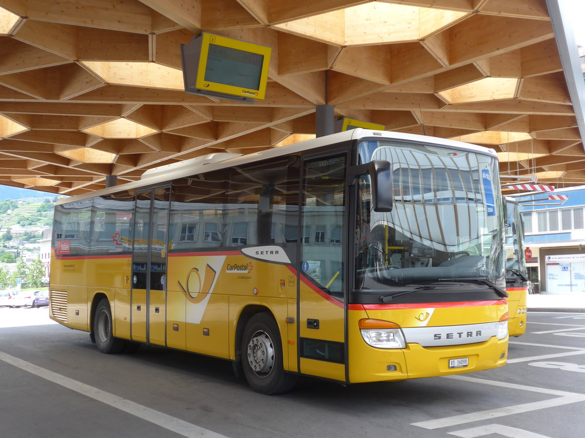 (172'534) - Ev�quoz, Erde - VS 16'098 - Setra am 26. Juni 2016 beim Bahnhof Sion