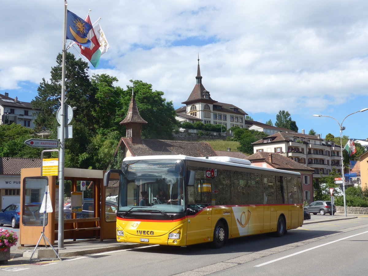 (172'964) - CarPostal Ouest - VD 146'539 - Iveco am 13. Juli 2016 in Grandson, Place du Ch�teau