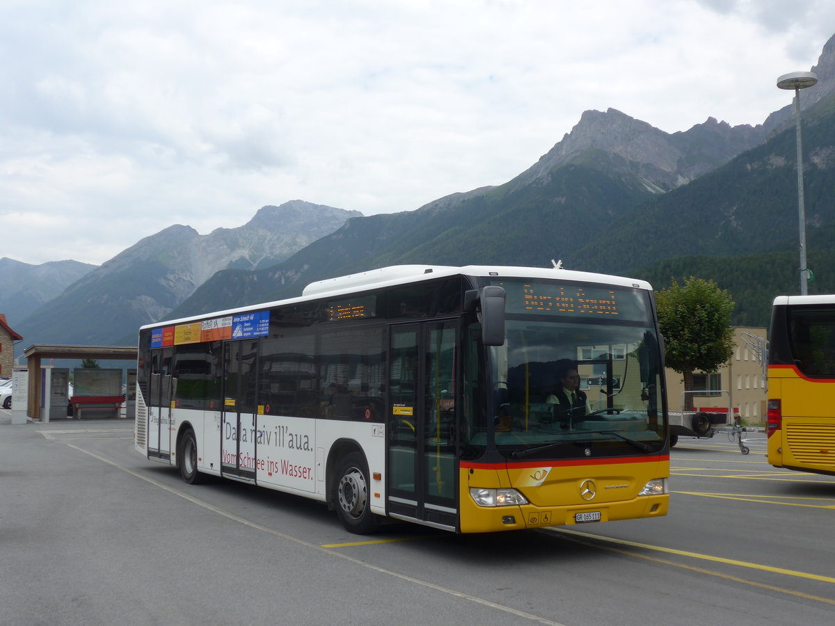 (173'352) - PostAuto Graub�nden - GR 165'111 - Mercedes am 24. Juli 2016 beim Bahnhof Scuol-Tarasp