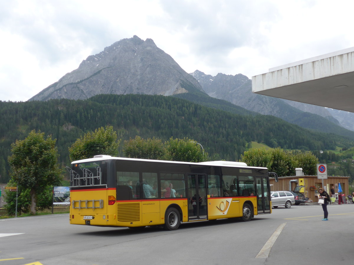 (173'353) - PostAuto Graub�nden - GR 102'343 - Mercedes am 24. Juli 2016 beim Bahnhof Scuol-Tarasp