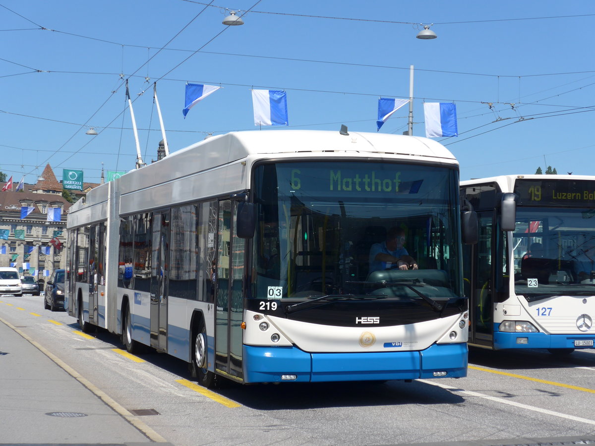 (173'794) - VBL Luzern - Nr. 219 - Hess/Hess Gelenktrolleybus am 8. August 2016 in Luzern, Bahnhofbr�cke