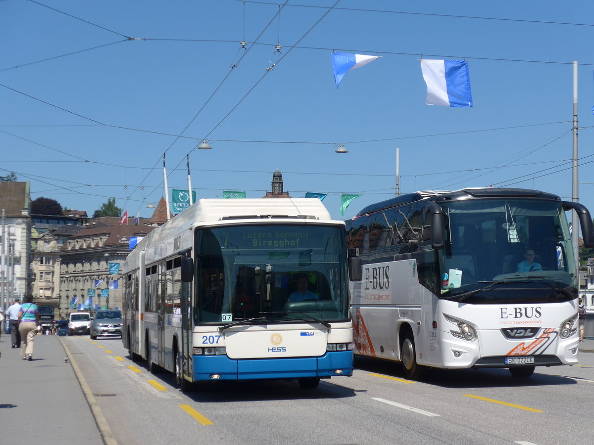 (173'796) - VBL Luzern - Nr. 207 - Hess/Hess Gelenktrolleybus am 8. August 2016 in Luzern, Bahnhofbr�cke