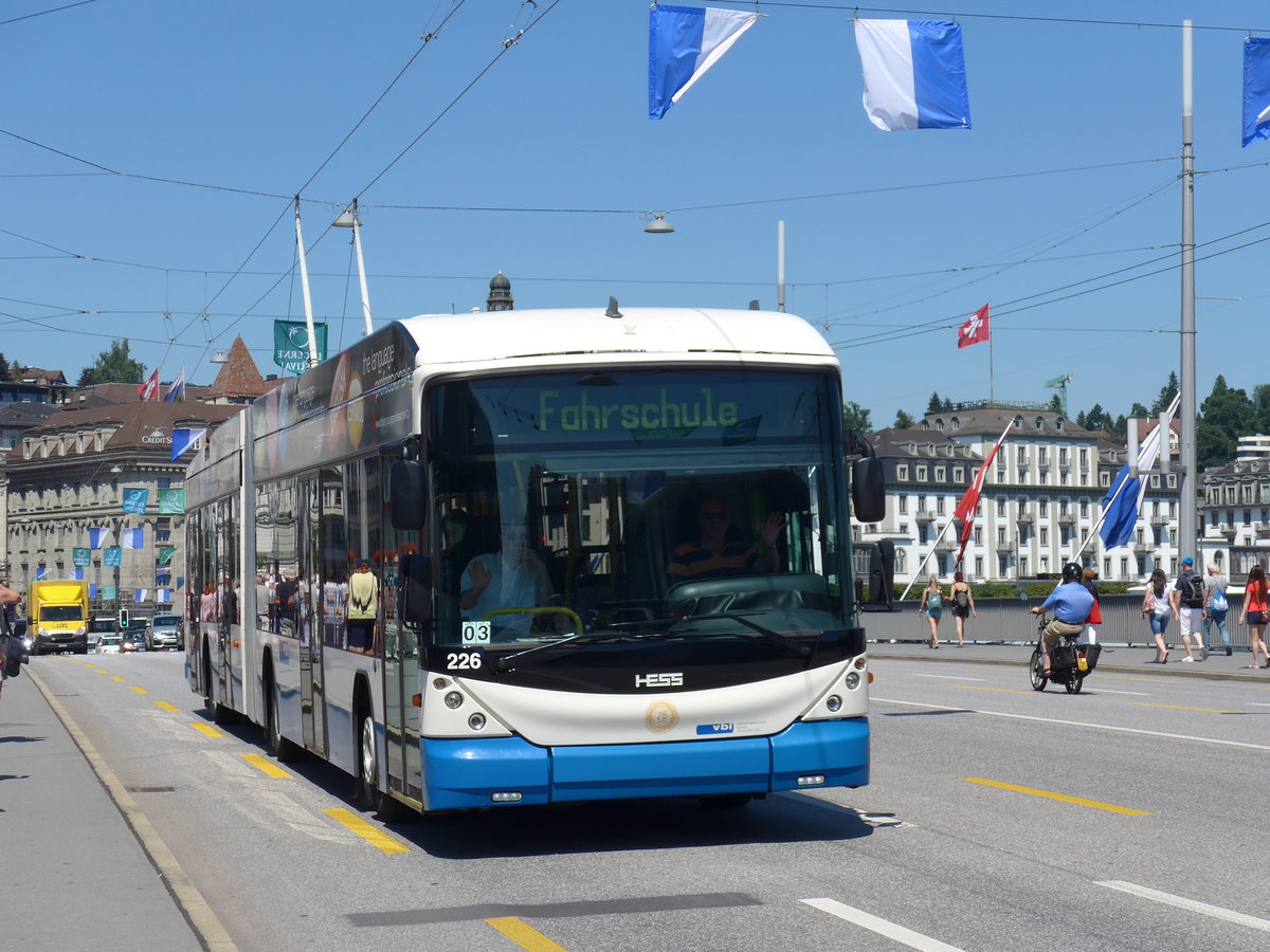 (173'799) - VBL Luzern - Nr. 226 - Hess/Hess Gelenktrolleybus am 8. August 2016 in Luzern, Bahnhofbr�cke