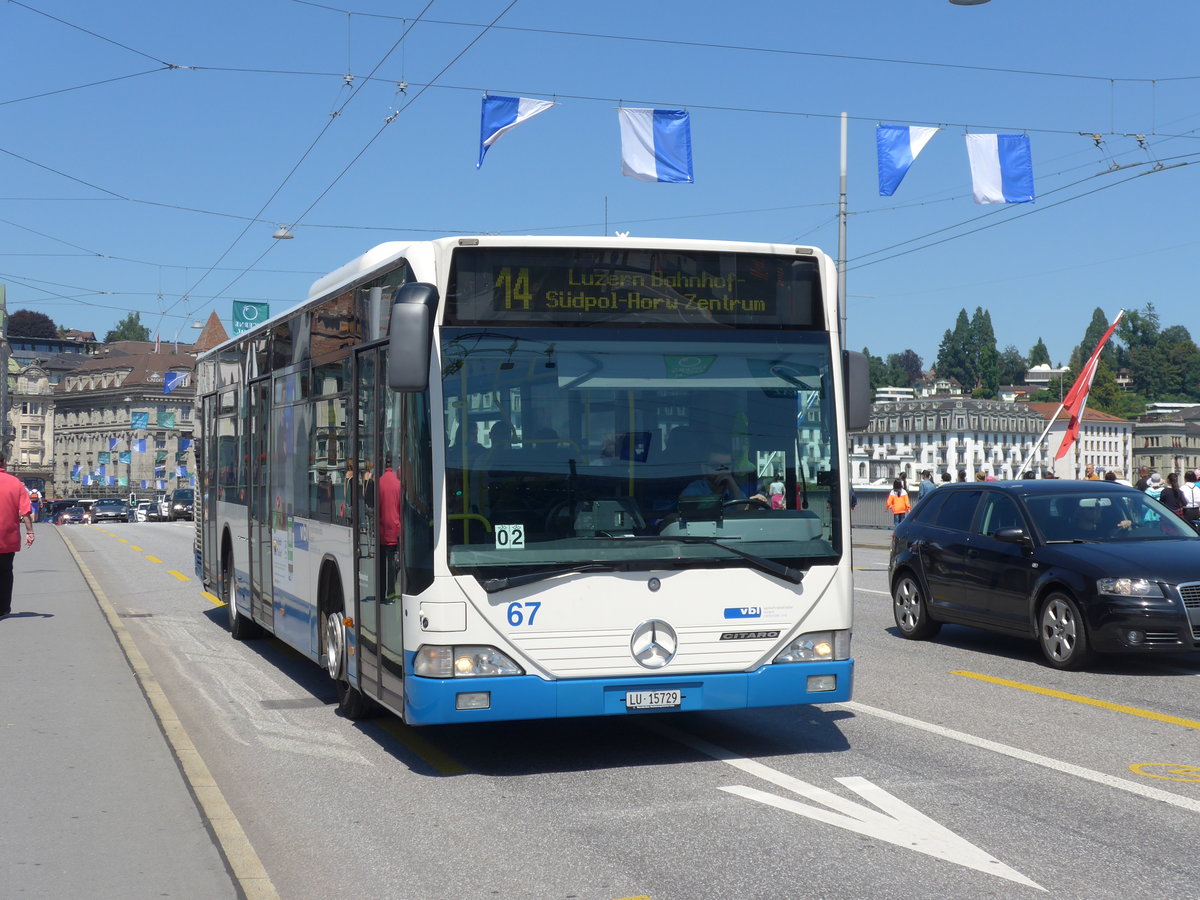 (173'800) - VBL Luzern - Nr. 67/LU 15'729 - Mercedes am 8. August 2016 in Luzern, Bahnhofbr�cke