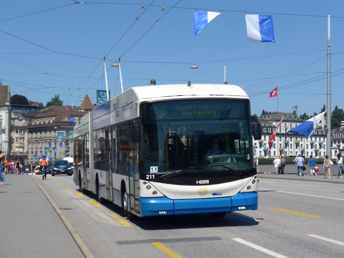 (173'801) - VBL Luzern - Nr. 211 - Hess/Hess Gelenktrolleybus am 8. August 2016 in Luzern, Bahnhofbr�cke