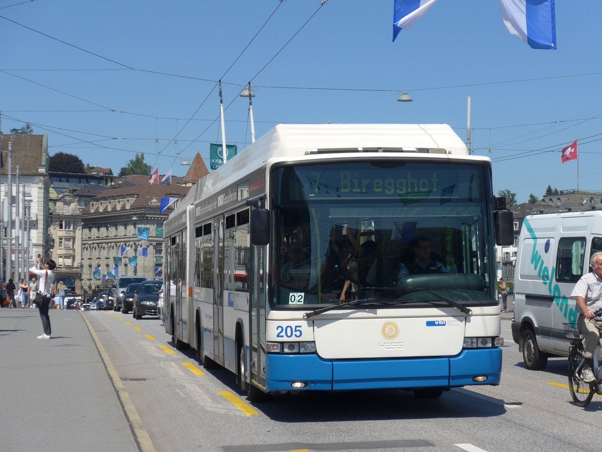 (173'809) - VBL Luzern - Nr. 205 - Hess/Hess Gelenktrolleybus am 8. August 2016 in Luzern, Bahnhofbr�cke