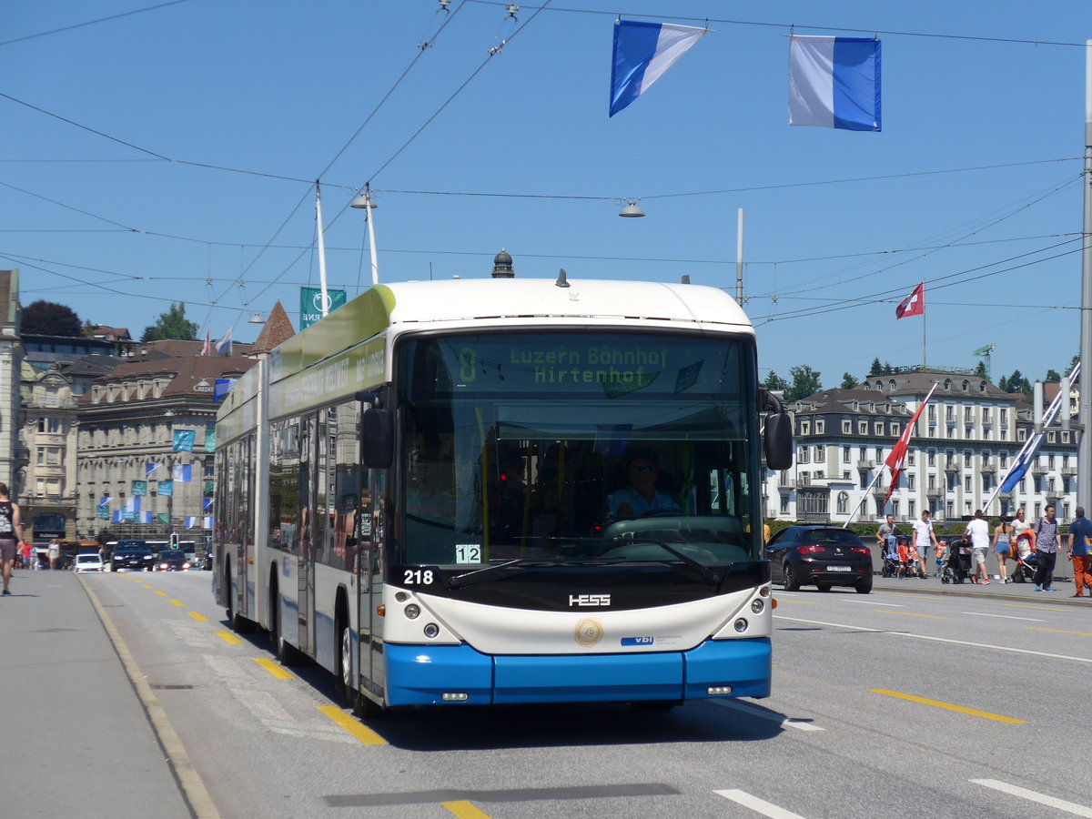 (173'814) - VBL Luzern - Nr. 218 - Hess/Hess Gelenktrolleybus am 8. August 2016 in Luzern, Bahnhofbr�cke