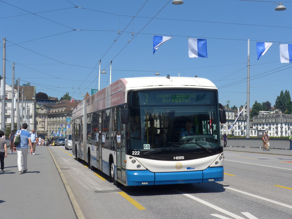 (173'817) - VBL Luzern - Nr. 222 - Hess/Hess Gelenktrolleybus am 8. August 2016 in Luzern, Bahnhofbr�cke