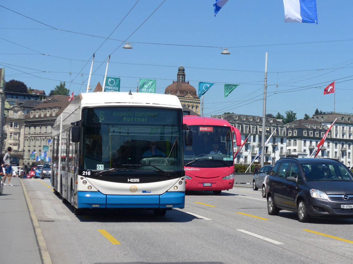(173'822) - VBL Luzern - Nr. 216 - Hess/Hess Gelenktrolleybus am 8. August 2016 in Luzern, Bahnhofbr�cke