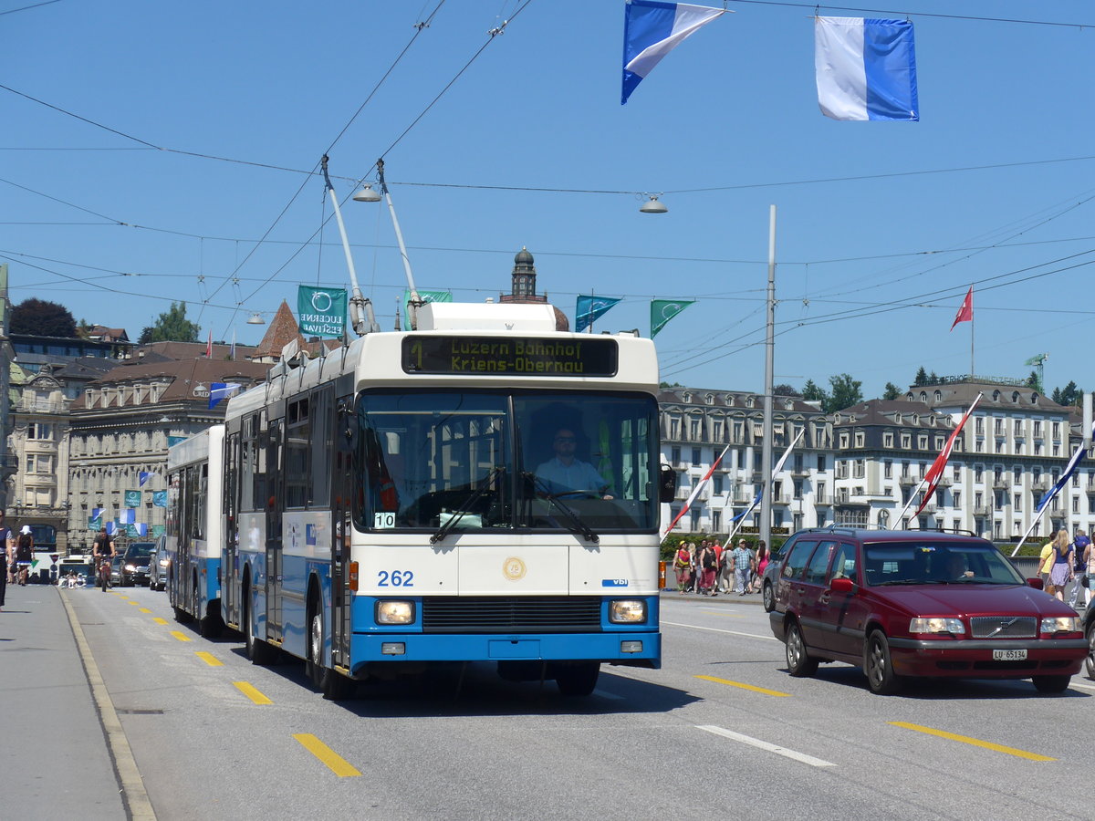 (173'823) - VBL Luzern - Nr. 262 - NAW/R&J-Hess Trolleybus am 8. August 2016 in Luzern, Bahnhofbr�cke
