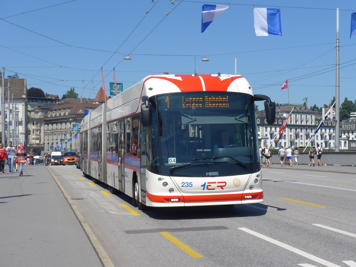 (173'826) - VBL Luzern - Nr. 235 - Hess/Hess Doppelgelenktrolleybus am 8. August 2016 in Luzern, Bahnhofbr�cke