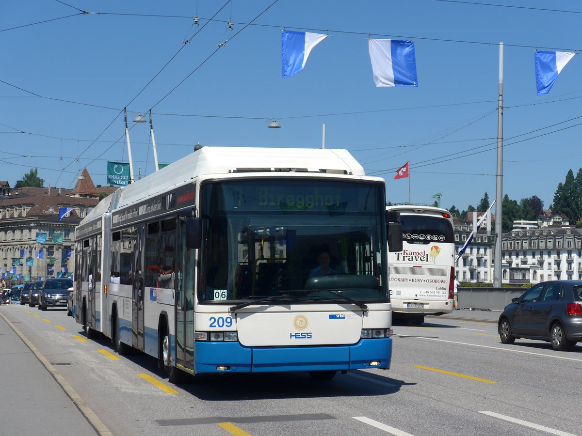 (173'827) - VBL Luzern - Nr. 209 - Hess/Hess Gelenktrolleybus am 8. August 2016 in Luzern, Bahnhofbr�cke
