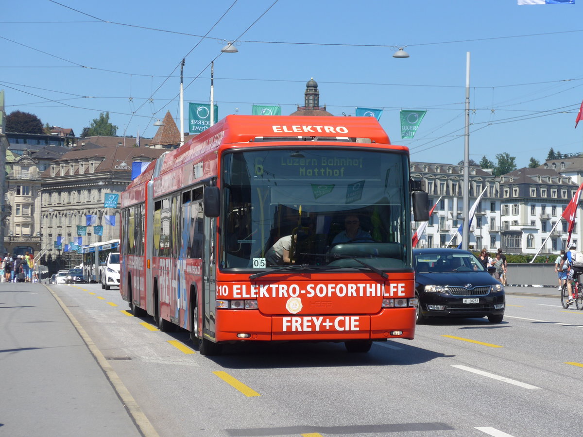 (173'831) - VBL Luzern - Nr. 210 - Hess/Hess Gelenktrolleybus am 8. August 2016 in Luzern, Bahnhofbr�cke