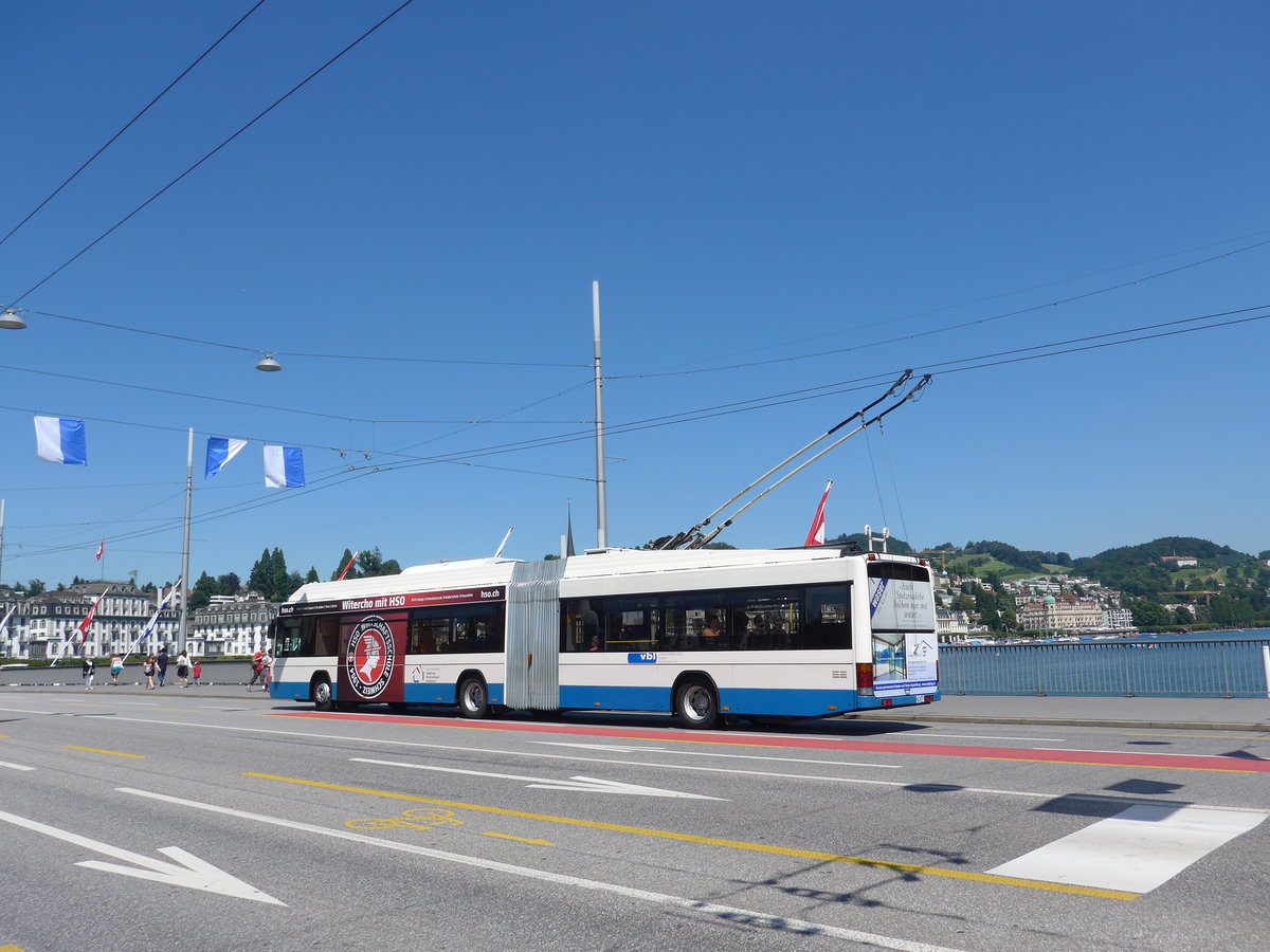 (173'837) - VBL Luzern - Nr. 204 - Hess/Hess Gelenktrolleybus am 8. August 2016 in Luzern, Bahnhofbr�cke