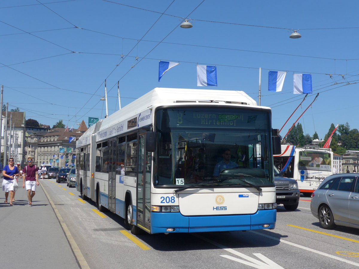 (173'841) - VBL Luzern - Nr. 208 - Hess/Hess Gelenktrolleybus am 8. August 2016 in Luzern, Bahnhofbr�cke