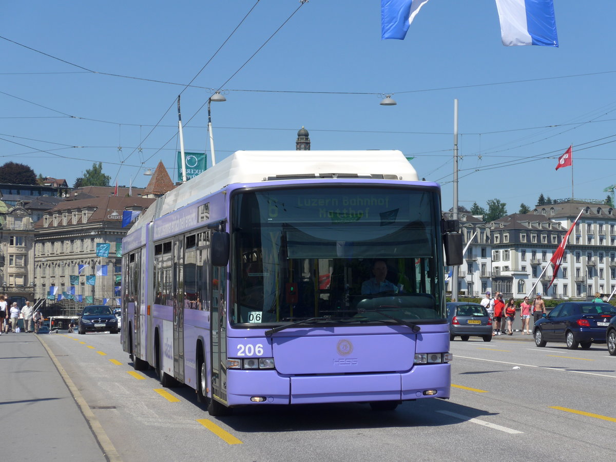 (173'847) - VBL Luzern - Nr. 206 - Hess/Hess Gelenktrolleybus am 8. August 2016 in Luzern, Bahnhofbr�cke
