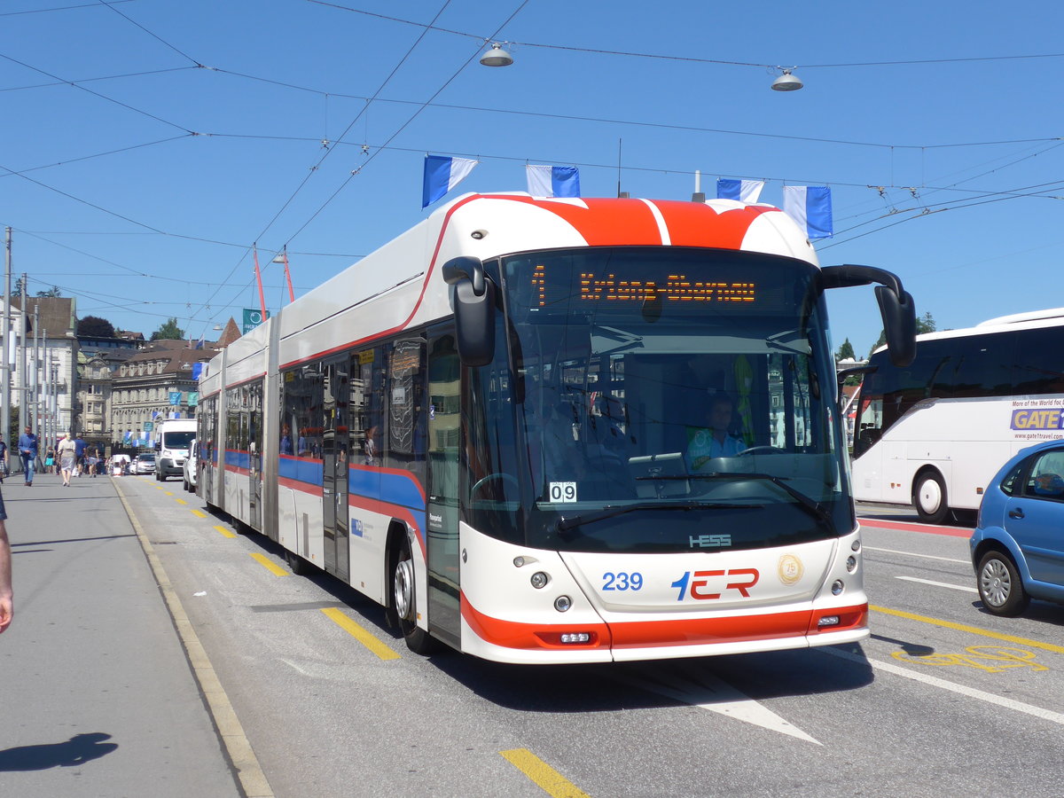 (173'850) - VBL Luzern - Nr. 239 - Hess/Hess Doppelgelenktrolleybus am 8. August 2016 in Luzern, Bahnhofbr�cke