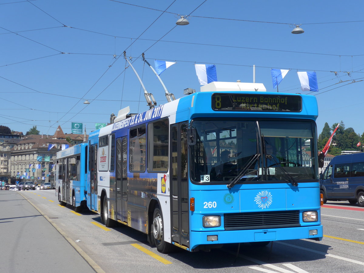 (173'852) - VBL Luzern - Nr. 260 - NAW/R&J-Hess Trolleybus am 8. August 2016 in Luzern, Bahnhofbr�cke