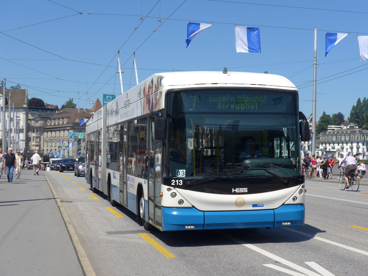 (173'854) - VBL Luzern - Nr. 213 - Hess/Hess Gelenktrolleybus am 8. August 2016 in Luzern, Bahnhofbr�cke